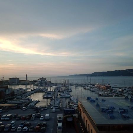 Mansarda Centrale Vista Mare Apartment ตรีเอสเต ภายนอก รูปภาพ